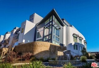 Building Photo - 5350 Playa Vista Dr