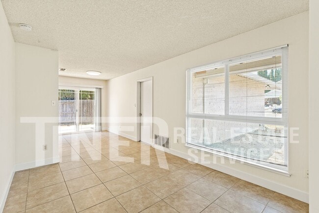 Building Photo - 9586 Meadowgreen Cir