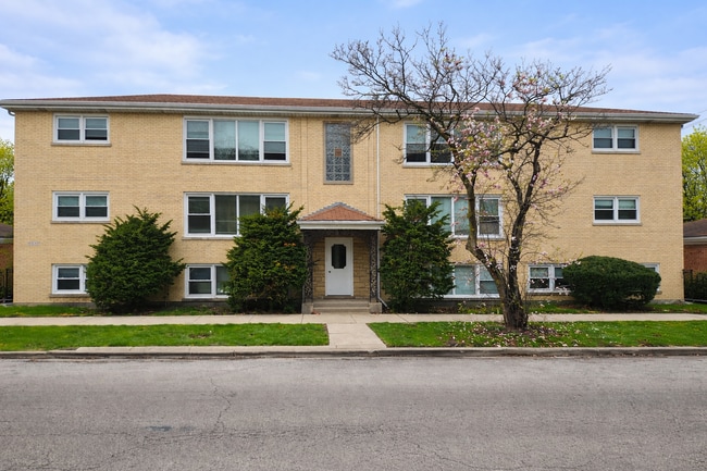 Building Photo - 5834 W Montrose Ave