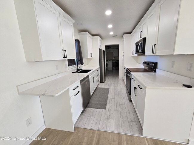 Building Photo - 2417 Colonial Dr