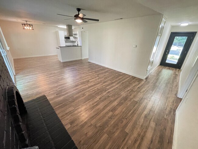 Building Photo - 6607 Starstreak Dr