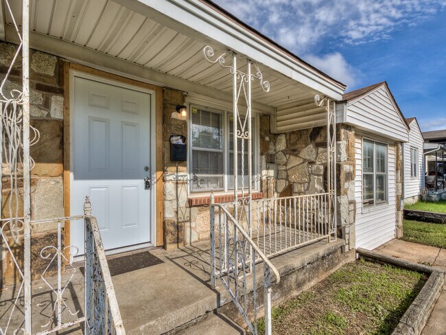 Photo - 2121 June Ln House