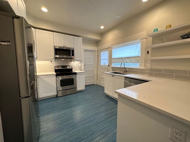 Building Photo - 3 Bedroom Plus Bonus Room in Hollywood District!