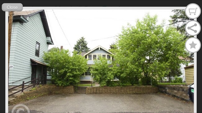 Parte trasera de la casa con 4 espacios de estacionamiento. - 1810 Marshall Ave