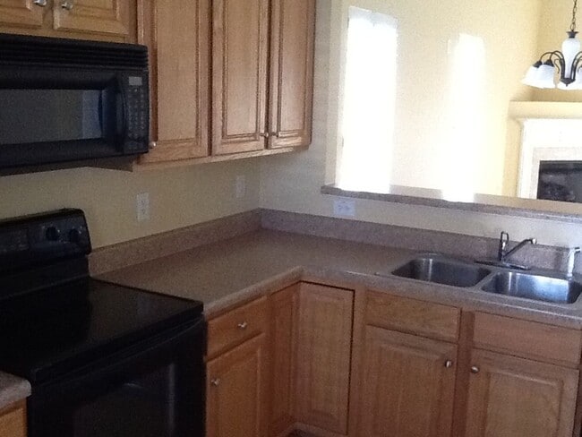 Building Photo - Mid-September Move-in Ready!