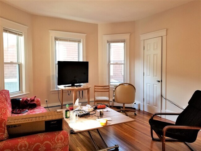 Foto del edificio - 5bed / 2bath on Chester St in Allston available 9/1/2026 $5800