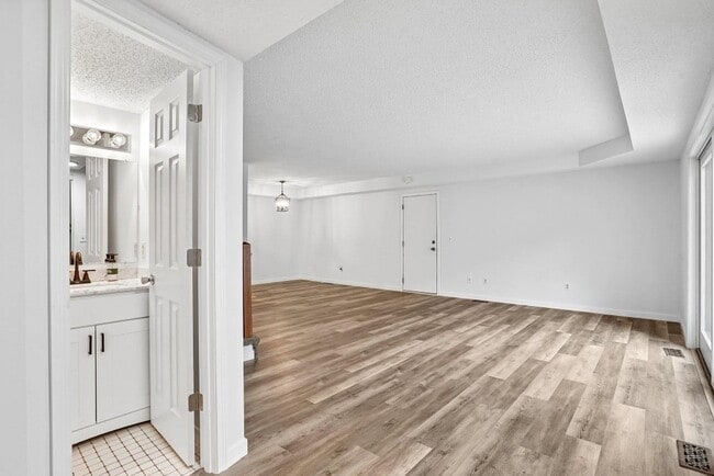 Building Photo - 18669 Clear View Ct