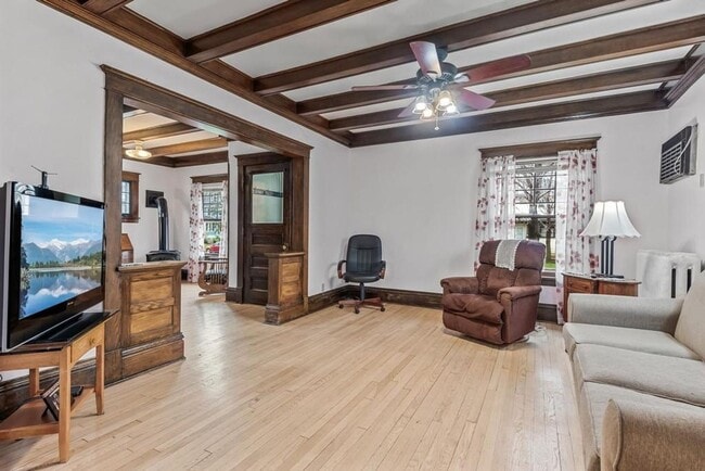 Building Photo - June 2026 ~ Cute 4 bedroom house. Spacious bedrooms. In unit laundry and dishwasher.