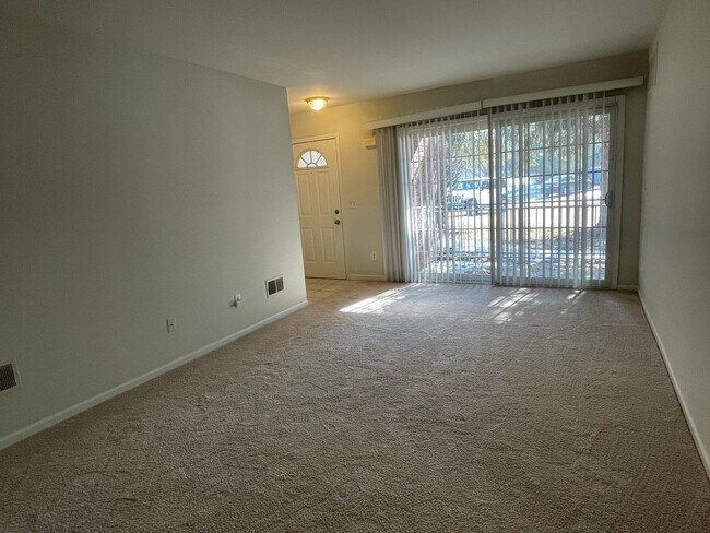 Foto del edificio - Shelby Twp 2-bedroom, 2-bath condo-style, private patio, 1st floor unit
