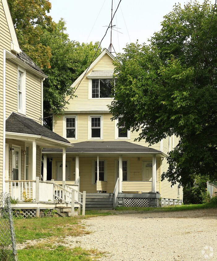 Building Photo - 1331-1333 Russell Rd