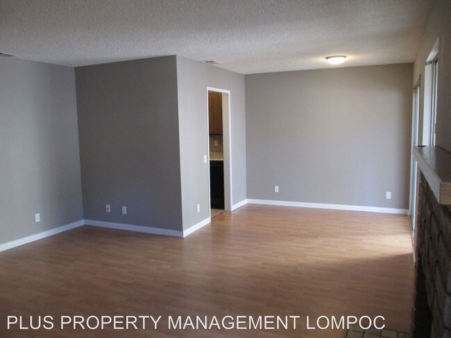 Building Photo - 923 E Cypress Ave