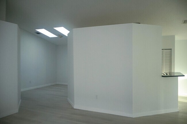 Building Photo - 14750 SW 156th Ave