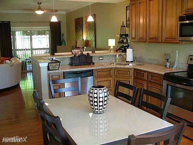 Building Photo - 3 br, 212 bath Townhome - 2104 McGinley Road