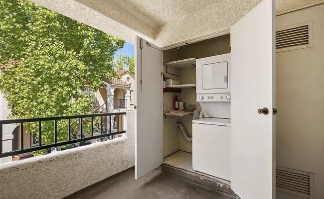 Building Photo - Modern Top-Floor Retreat in the Heart of Mira Mesa