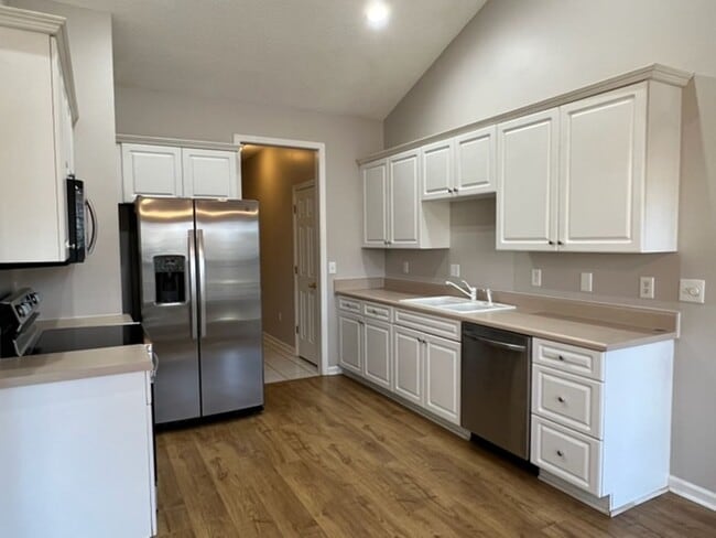 Building Photo - This 1.5  story, all brick, 3 bedroom, 2 bath, Bonus room upstairs & a 2 car garage with great st...