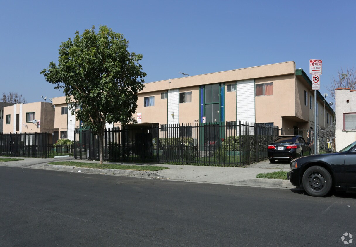 Building Photo - 1201-1207 W 39th Pl