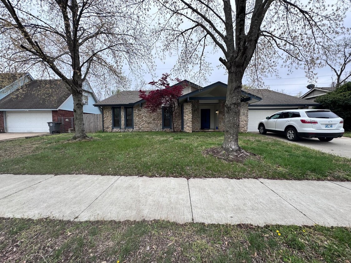 Foto principal - Updated 3 Bedroom with Office/Bonus Room