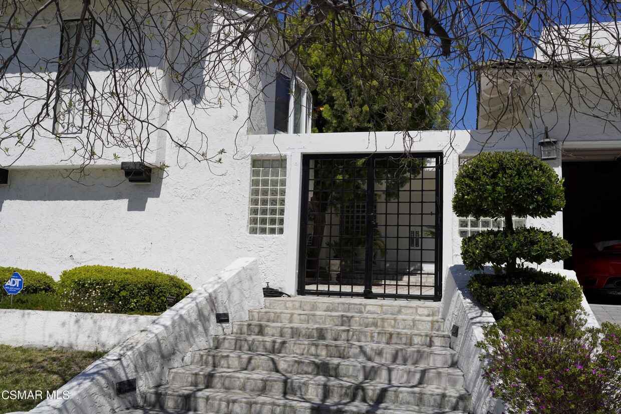 Primary Photo - 18055 Lake Encino Dr