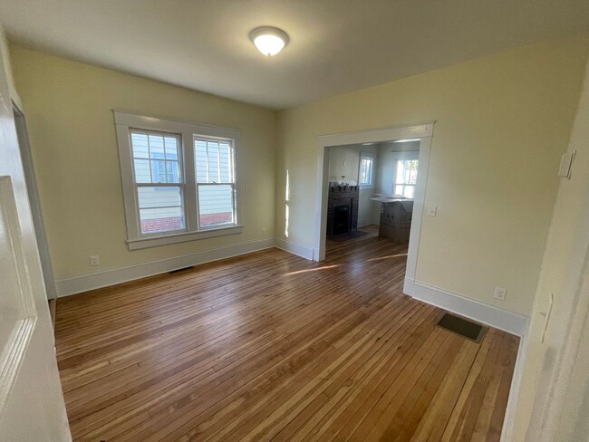 Building Photo - Cozy 2 Bed 1 Bath Located Near UNCG