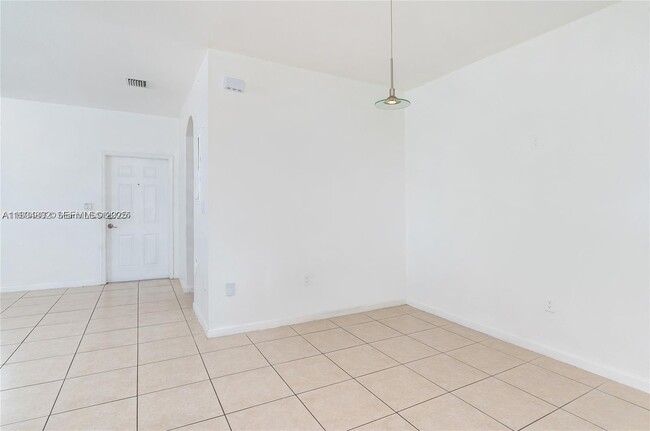 Building Photo - 1538 SE 24th Ct