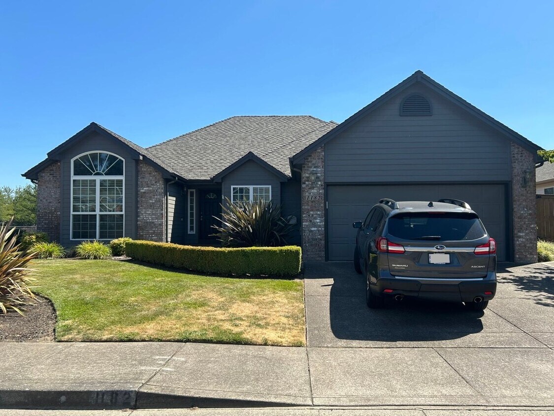 Foto principal - Single Level- Three Bedroom Home