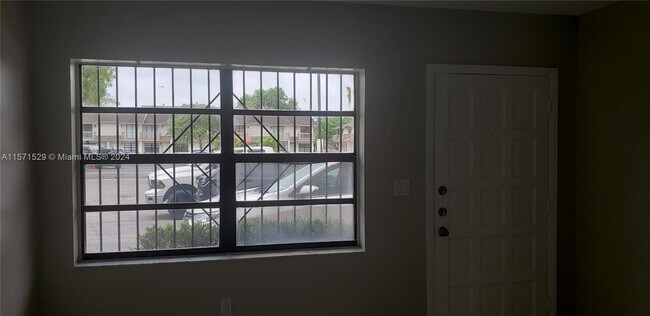 Foto del edificio - 2375 W 66th Pl