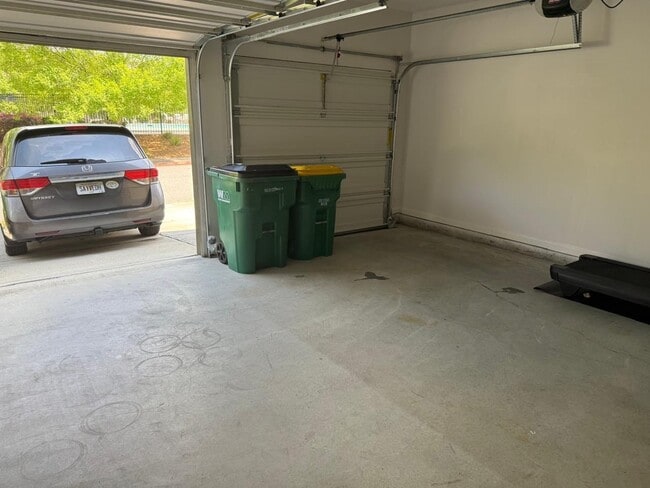 Building Photo - 2124 Greencrest Cir