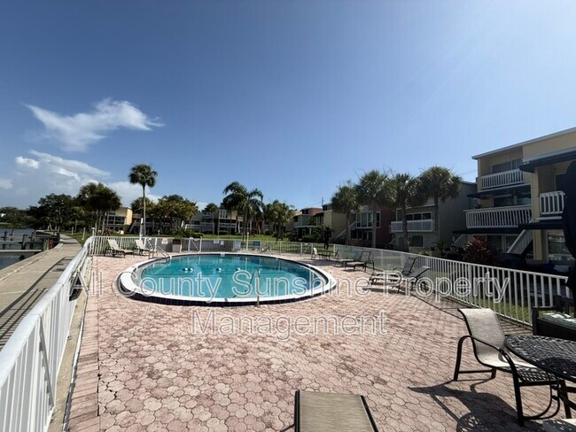 Foto del edificio - 2424 W Tampa Bay Blvd