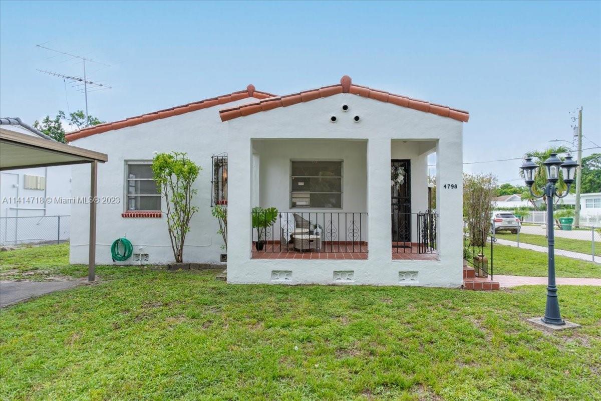 Foto principal - 4798 SW 1st St