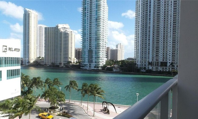 Foto del edificio - 300 S Biscayne Blvd