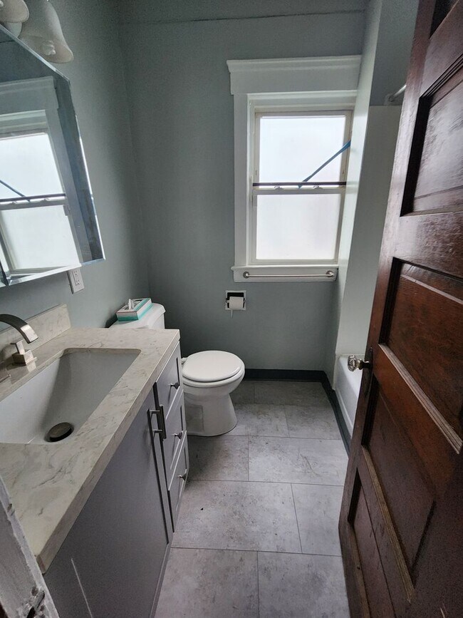 Foto del edificio - 2 Bedroom First Floor Apartment For Rent on E 122nd