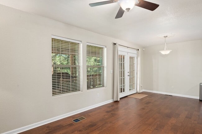 Building Photo - 408 Sunny Slope Dr