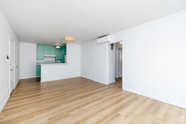 2BD, 2BA - 900SF - Living Room - 114 Gramercy Place