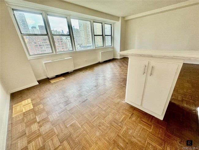 Building Photo - 525 E 82nd St