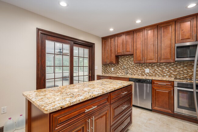 Foto del edificio - 16009 Malcolm Dr