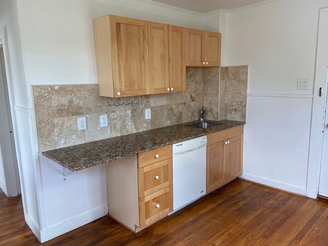 Building Photo - 148 5th St