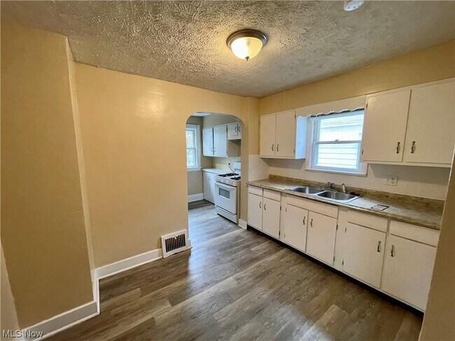 Foto del edificio - 918 Silvercrest Ave