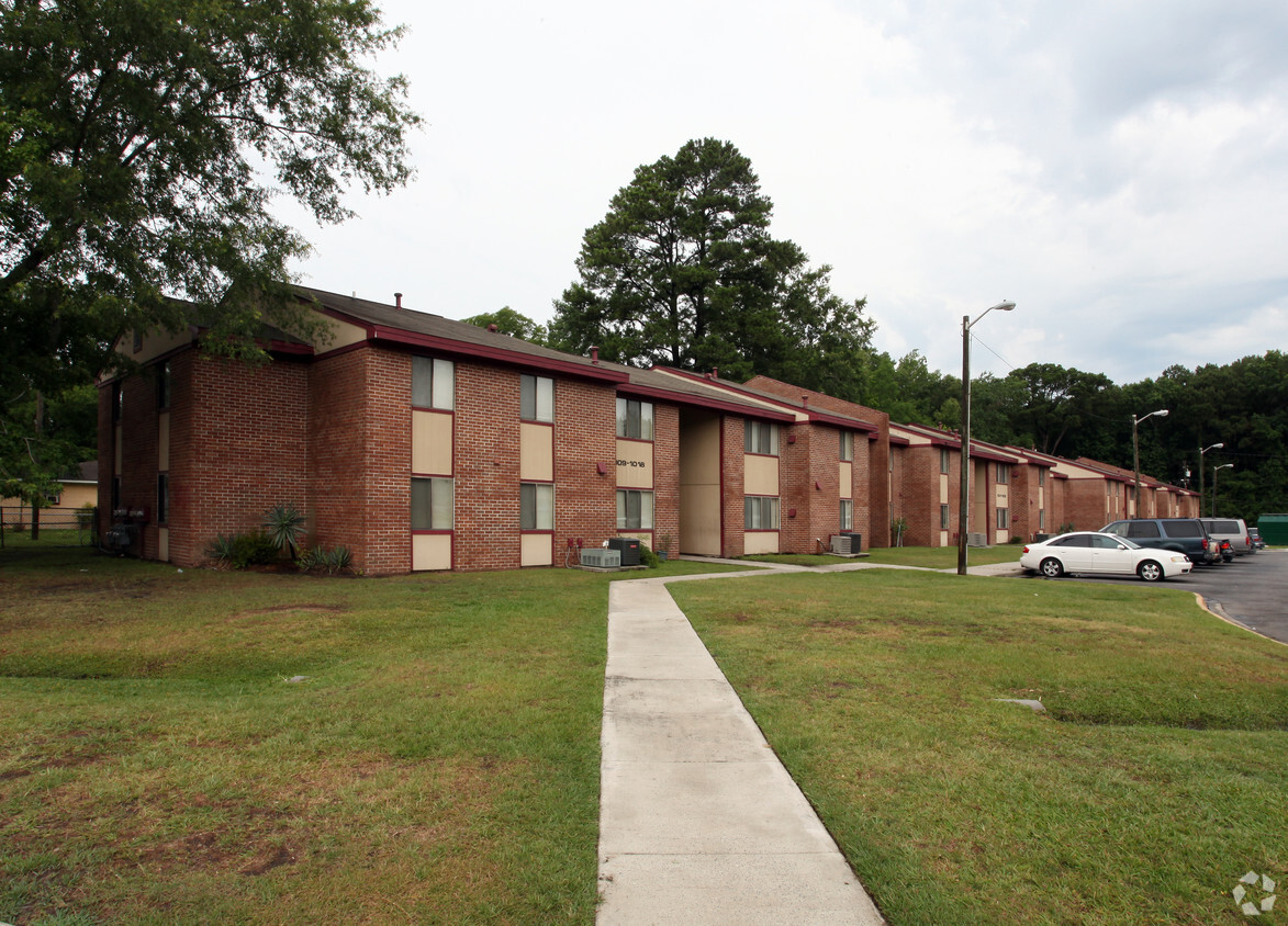 Primary Photo - Pines at Garden City