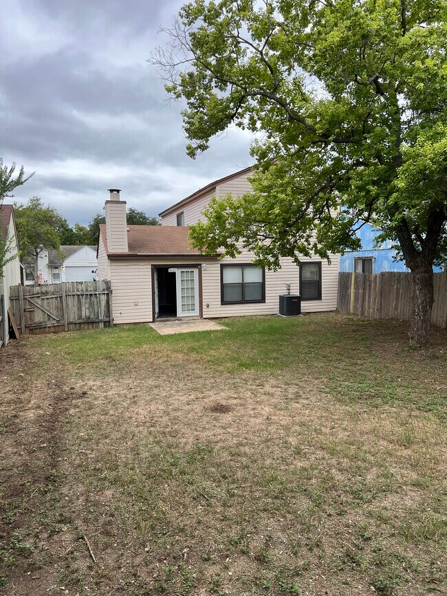 Foto del edificio - 9713 Village Briar