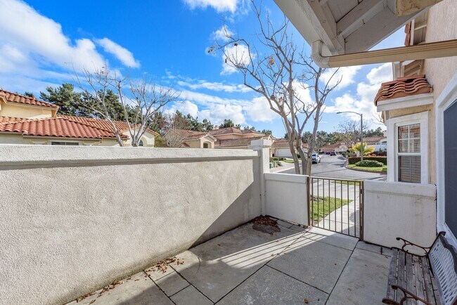 Building Photo - Golfer's Paradise in Eastlake Greens