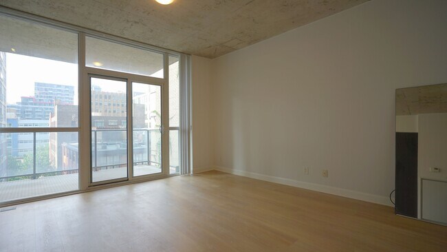 Photo du bâtiment - 478-478 King St W