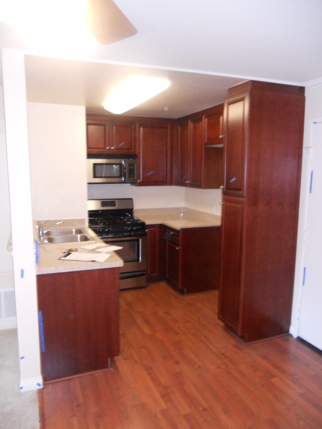 Building Photo - 5545 Canoga Ave