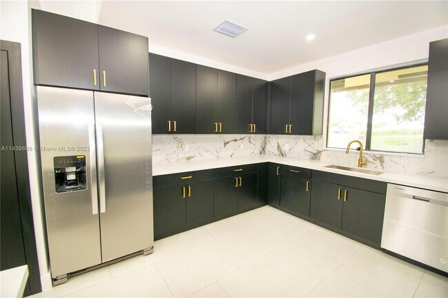 Building Photo - 8173 Silver Palm Ct