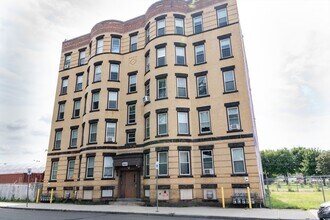Building Photo - 660 S Bridge St