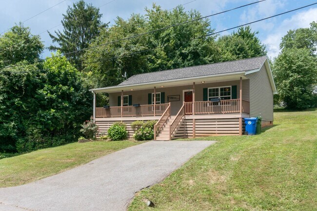 Building Photo - Beautiful Three-Bedroom House in West Ashe...