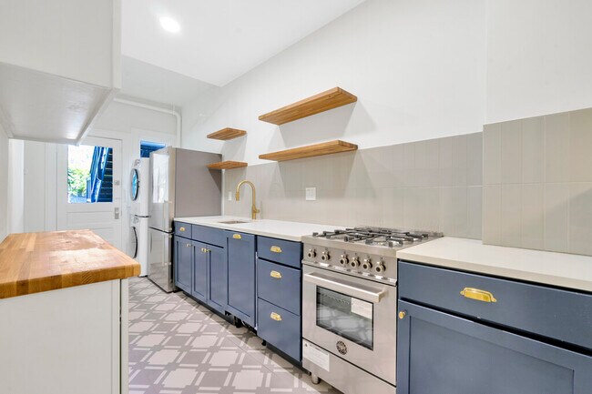 Building Photo - 2111 W Southview Ave