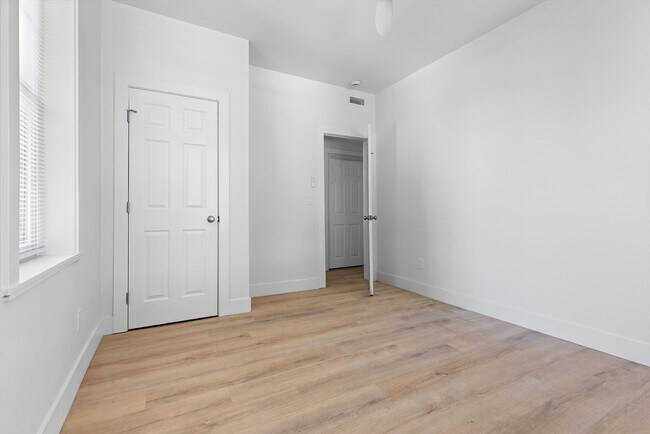 Building Photo - 8 Kenwood St