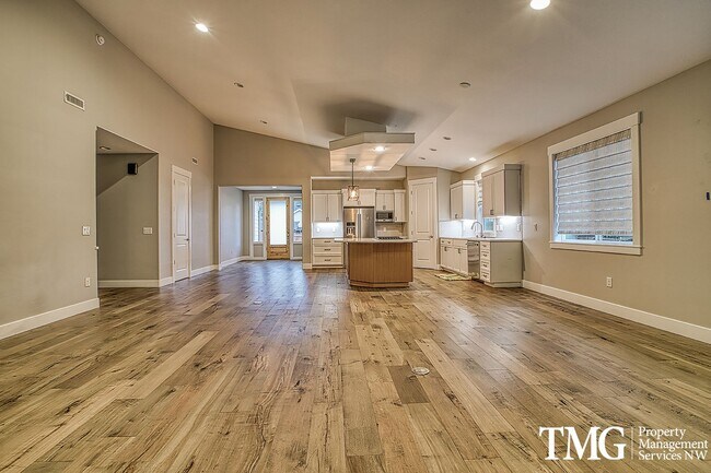 Foto del edificio - Large 3 Bed 2 Bath Home in Battle Ground!!