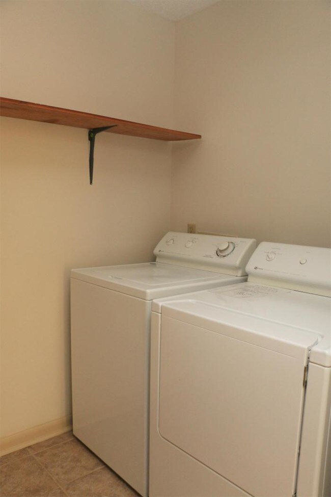 Building Photo - 2 bedroom in Savannah GA 31419