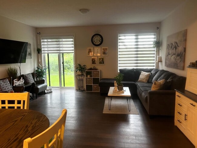 Living Area - 168 Middleton St